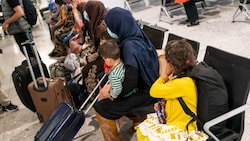 Afghanische Flüchtlinge nach ihrer Ankunft am Londoner Flughafen Heathrow (Archivbild)