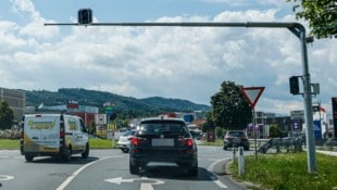 Die Ampel beim Kreisverkehr in Eugendorf erzeugt einen kleinen Rückstau, um den ...