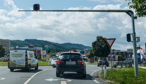 Die Ampel beim Kreisverkehr in Eugendorf erzeugt einen kleinen Rückstau, um den ...