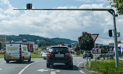 Die Ampel beim Kreisverkehr in Eugendorf erzeugt einen kleinen Rückstau, um den ...