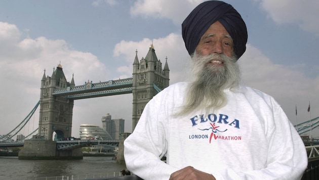 Fauja Singh im Jahr 2002 sozusagen als junger Hüpfer beim Sightseeing rund um den ...