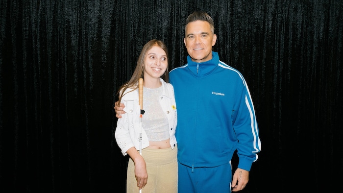 Ein großer Moment: Sofia durfte Robbie Williams in Wien hinter der Bühne treffen.