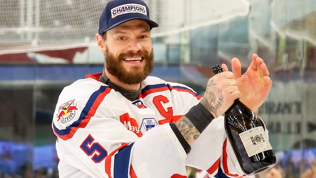 Spielplan sorgt für Grinser bei Thomas Raffl.