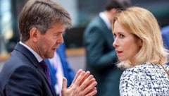 EU-Außenbeauftragte Kaja Kallas (hier im Gespräch mit dem slowakischen Außenstaatssekretär Marek ...