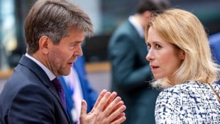 EU-Außenbeauftragte Kaja Kallas (hier im Gespräch mit dem slowakischen Außenstaatssekretär Marek ...