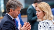 EU-Außenbeauftragte Kaja Kallas (hier im Gespräch mit dem slowakischen Außenstaatssekretär Marek ...