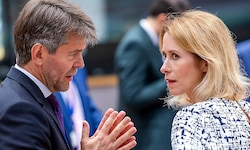 EU-Außenbeauftragte Kaja Kallas (hier im Gespräch mit dem slowakischen Außenstaatssekretär Marek ...