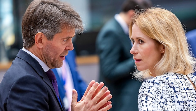EU-Außenbeauftragte Kaja Kallas (hier im Gespräch mit dem slowakischen Außenstaatssekretär Marek ...