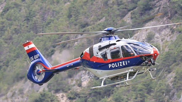Auch ein Hubschrauber der Polizei war im Einsatz (Symbolbild).