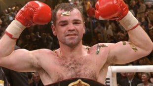 Sven Ottke nach einem gegen den Briten Robin Reid gewonnenen Titel-Kampf im Dezember 2003
