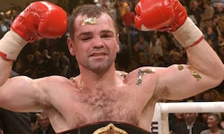 Sven Ottke nach einem gegen den Briten Robin Reid gewonnenen Titel-Kampf im Dezember 2003
