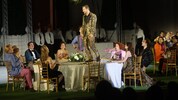 Es ist alles Gold, was glänzt: Philipp Hochmair ragt aus der Tischgesellschaft heraus.