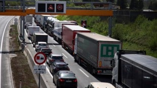 Die kilometerlangen A10.-Staus sollen künftig mittels KI bekämpft werden.