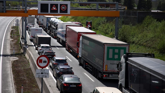 Die kilometerlangen A10.-Staus sollen künftig mittels KI bekämpft werden.