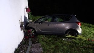 Pkw wie Hausmauer sind beim Unfall erheblich beschädigt worden.