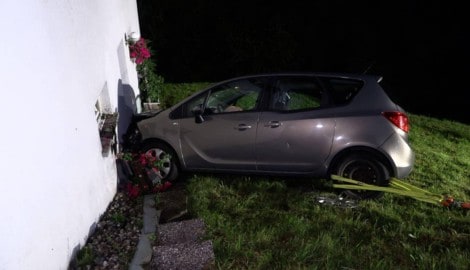 Pkw wie Hausmauer sind beim Unfall erheblich beschädigt worden.