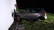 Pkw wie Hausmauer sind beim Unfall erheblich beschädigt worden.