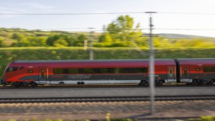 Ein Fahrgast ist am Samstagabend am Bahnhof St. Pölten auf einen fahrenden Zug aufgesprungen und ...