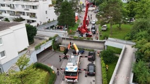 Mit Kränen wird die Brücke angehoben.