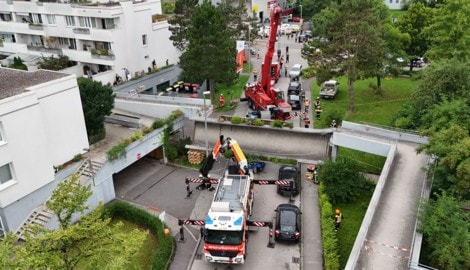 Mit Kränen wird die Brücke angehoben.