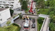 Mit Kränen wird die Brücke angehoben.