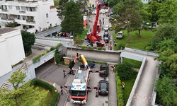 Mit Kränen wird die Brücke angehoben.