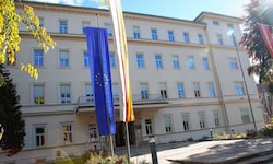 Dass ein Beamter als Gewalttäter verurteilt wurde, aber weiterhin im Dienst ist, stößt manchen ...