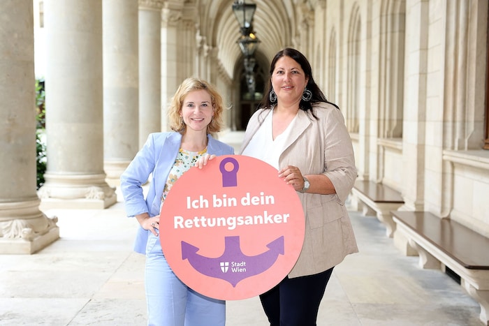 Frauenministerin Eva-Maria Holzleitner (SPÖ) und Vizebürgermeisterin und Frauenstadträtin ...
