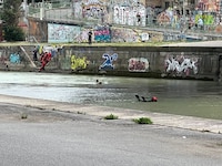 Feuerwehrtaucher und Polizisten reagierten blitzschnell.