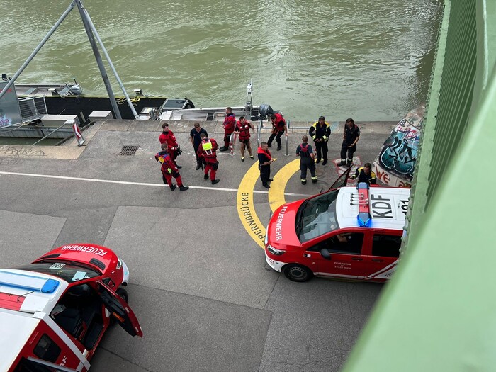 Die Florianis an der Aspernbrücke.
