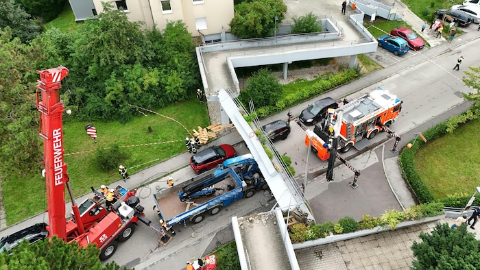 Der Lkw-Aufleger blieb an der Brücke hängen.
