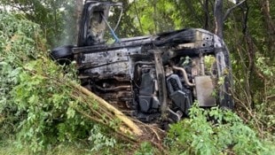 Der Wagen wurde in den Wald geschleudert und begann zu brennen.