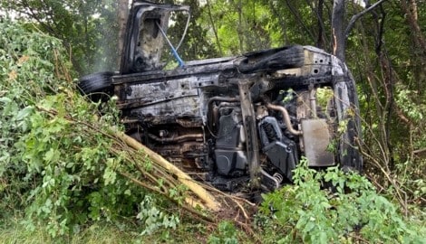 Der Wagen wurde in den Wald geschleudert und begann zu brennen.