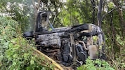 Der Wagen wurde in den Wald geschleudert und begann zu brennen.