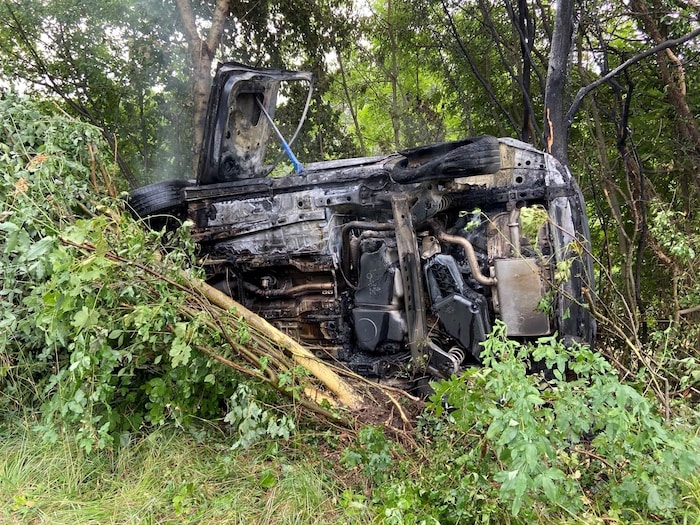 Der Wagen wurde in den Wald geschleudert und begann zu brennen.