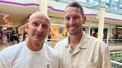 Wolfgang Klapf (46) rät Christian Ramsebner (36) zu besonderem Schuhwerk.