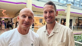 Wolfgang Klapf (46) rät Christian Ramsebner (36) zu besonderem Schuhwerk.