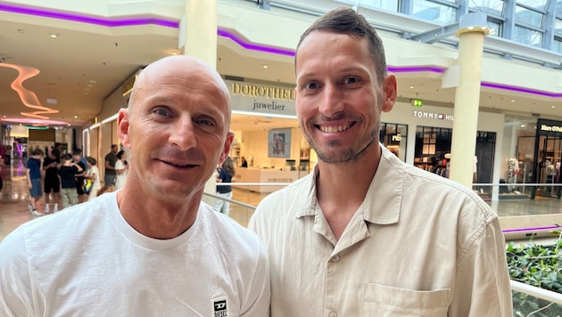 Wolfgang Klapf (46) rät Christian Ramsebner (36) zu besonderem Schuhwerk.