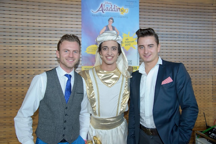 Bei der Premiere von „Aladdin Jr.“ waren seine Cousins Willi (li.) und Andreas Gabalier (re.) zu ...