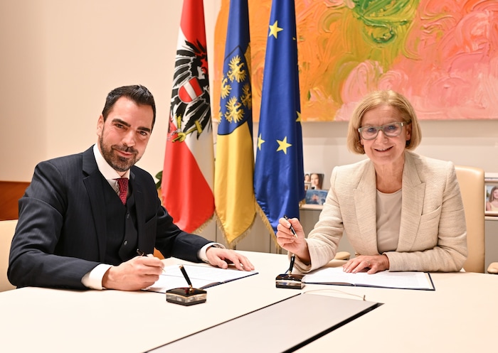 Kari Ochsner, Präsident der Industriellenvereinigung, in NÖ, und Landeshauptfrau Johanna ...