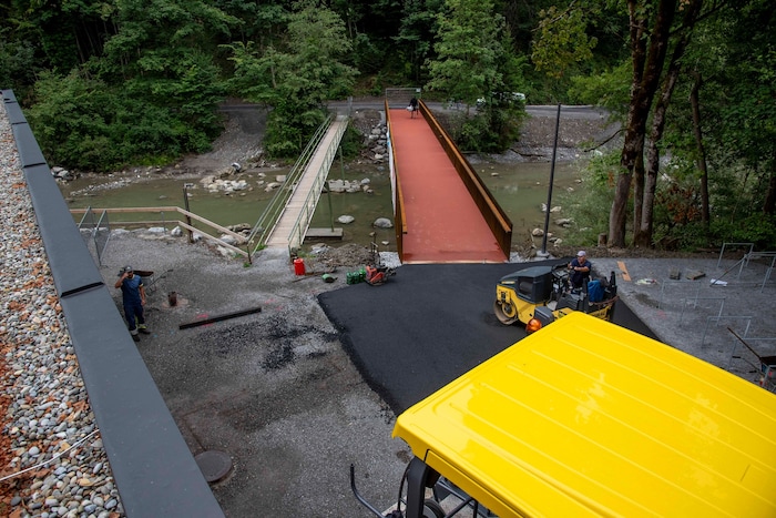 Unter der neuen Brücke werden Glasfaserkabel verlegt.