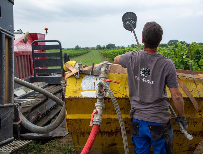 Bei der Bohrung werden auch Bodenproben genommen, um zu sehen welche Erdschichten es auf dem ...