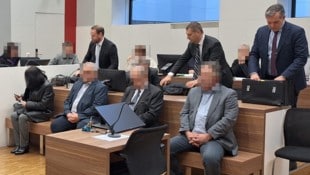 Am ersten von insgesamt sieben Verhandlungstagen saßen Franziska Klikovits und die drei ...