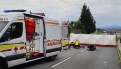 Nach der Erstversorgung vor Ort wurde der Fußgänger vom Rettungshubschrauber C6 in das ...