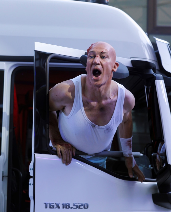 Mit dem LKW in die enge und winkelige Salzburger Innenstadt: Moretti bespielt eine Ladefläche, ...