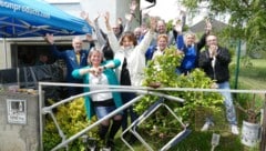 Jubel vor dem Zaunfeld des Campingplatzes Langau: Jeanette Gabauer (2. v. li.) freut sich mit ...