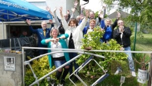 Jubel vor dem Zaunfeld des Campingplatzes Langau: Jeanette Gabauer (2. v. li.) freut sich mit ...