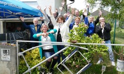 Jubel vor dem Zaunfeld des Campingplatzes Langau: Jeanette Gabauer (2. v. li.) freut sich mit ...