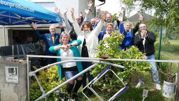 Jubel vor dem Zaunfeld des Campingplatzes Langau: Jeanette Gabauer (2. v. li.) freut sich mit ...