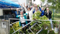 Jubel vor dem Zaunfeld des Campingplatzes Langau: Jeanette Gabauer (2. v. li.) freut sich mit ...